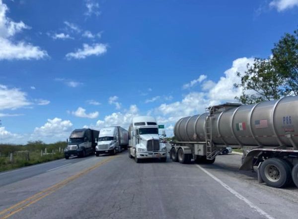 Siguen bloqueos carreteros por parte de agricultores