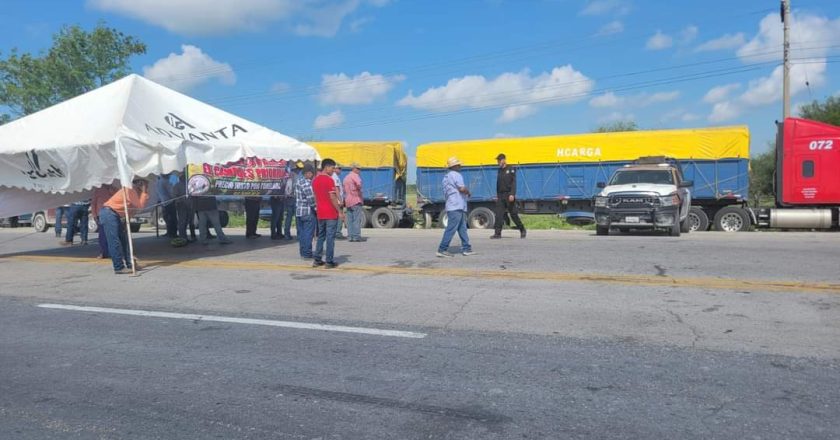 Siguen bloqueos carreteros