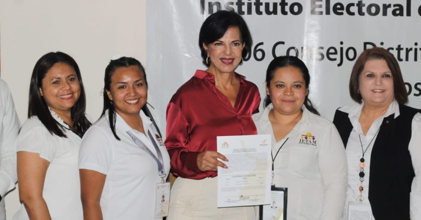 Eva Reyes recibió la constancia como diputada local electa por el distrito 06