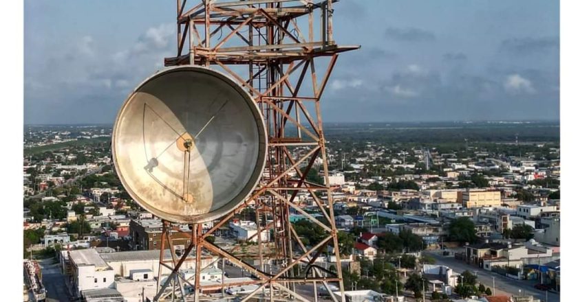 ¿Qué hay arriba de la antena de correos?