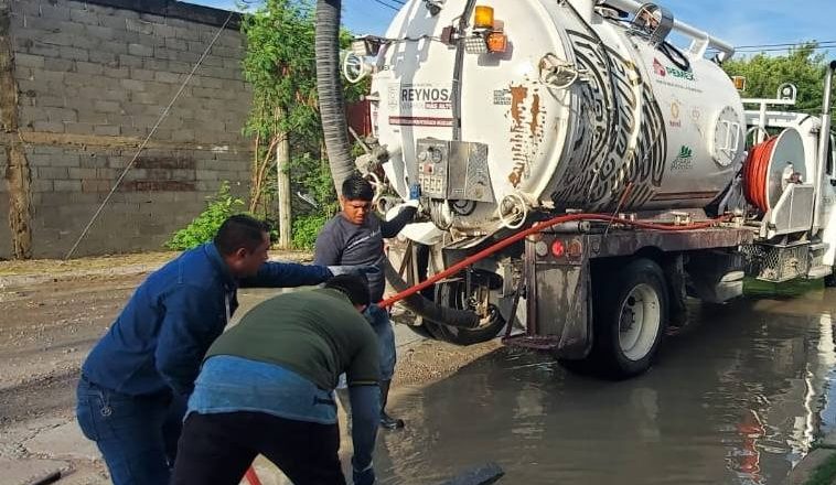 Desazolvó COMAPA drenaje sanitario en Riberas de Rancho Grande