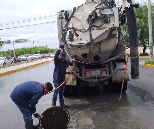 Sondeó COMAPA líneas de drenaje sanitario en diferentes sectores