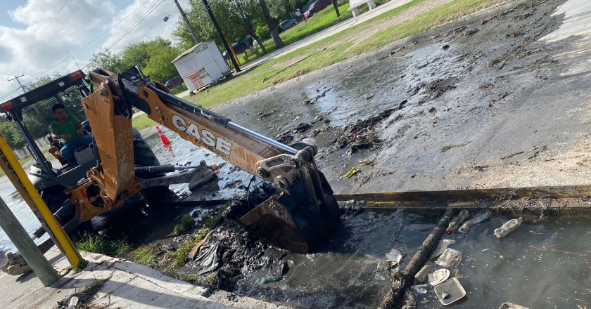 Limpian pluviales ante amenaza de lluvias intensas