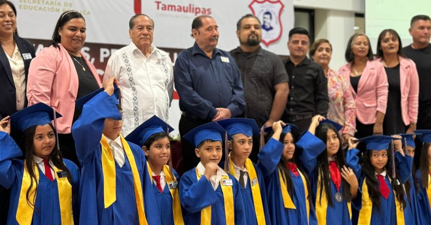 Apadrinó Regidor José Luis Godina a pequeñines de la escuela Ignacio Manuel Altamirano