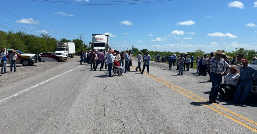 Productores vuelven a bloquear carretera por incumplimiento del Gobierno Federal