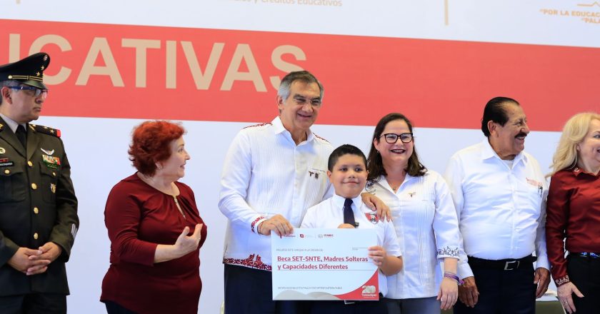 Entrega Américo becas que benefician a 54 mil estudiantes de Tamaulipas