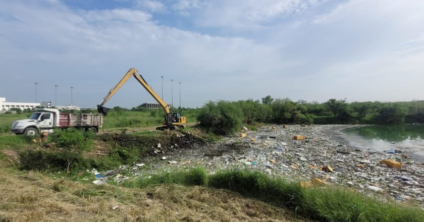 Limpian laguna La Escondida, invadida de basura