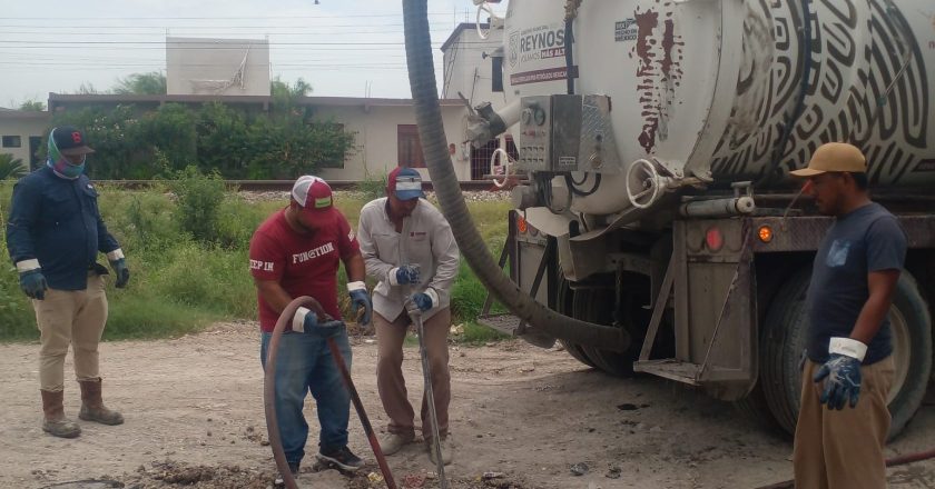 Desazolva Comapa drenaje sanitario en varios sectores de la ciudad