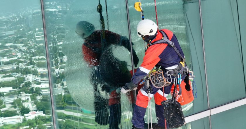 Continúan los trabajos de mantenimiento en Torre Bicentenario