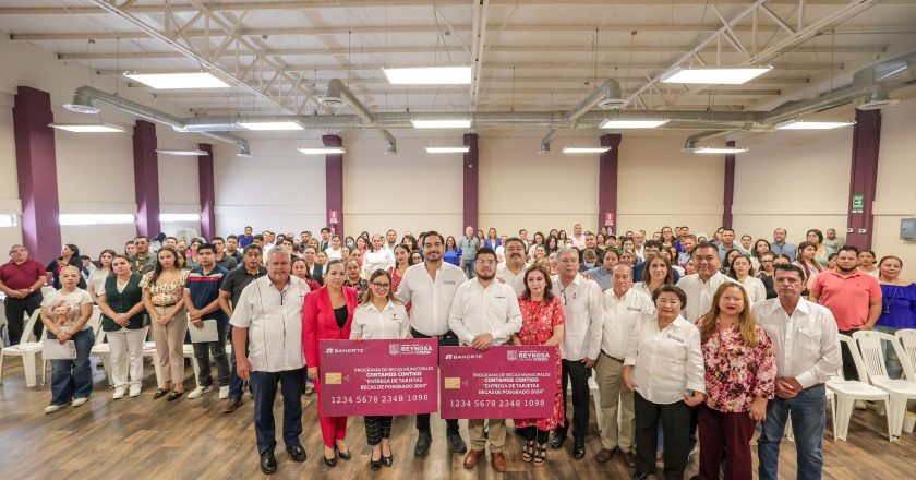 Entregó Municipio más de 500 tarjetas de becas a estudiantes de posgrado