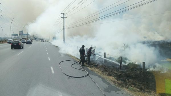 Atacan incendios por distintos flancos