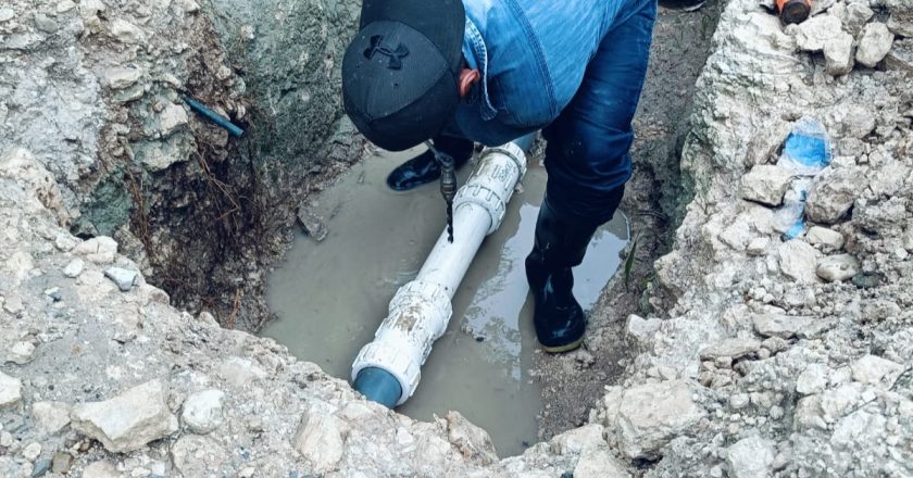 Atendió Comapa fugas de agua potable en la colonia Campestre