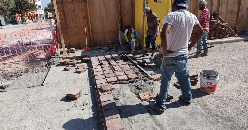 Empieza colocación de adoquines alrededor de la plaza Hidalgo