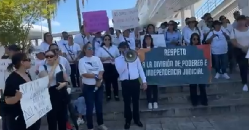 Plantón de trabajadores del Poder Judicial de la Federación frente al puente internacional