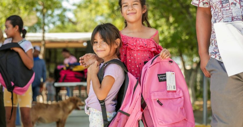 Entregaron vales para útiles escolares en escuelas