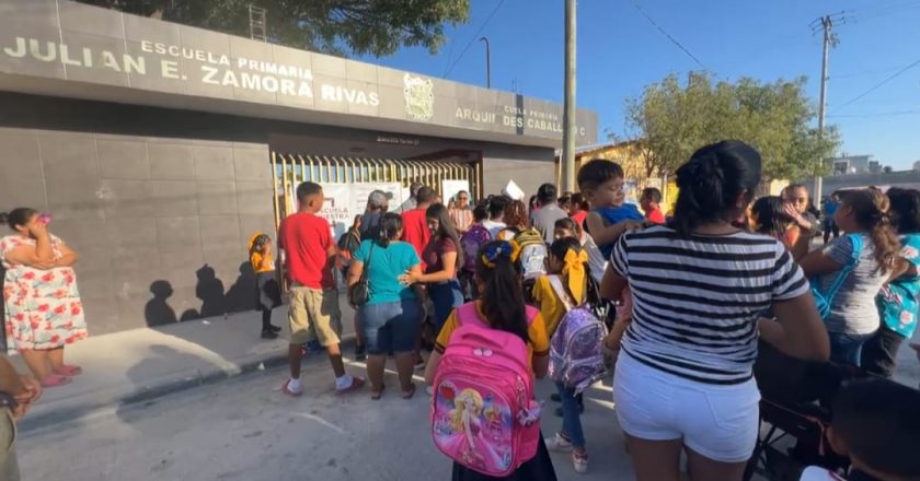 Se manifiestan padres de la escuela Arquímedes Caballero