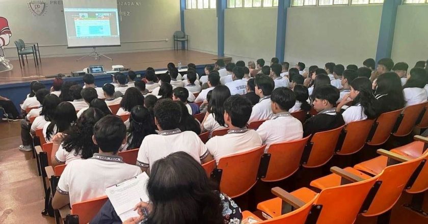 Concientizan a estudiantes sobre retos virales en las redes sociales