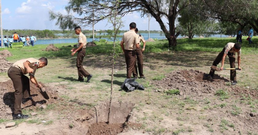 Estudiantes apoyan a reforestación de la laguna La Escondida