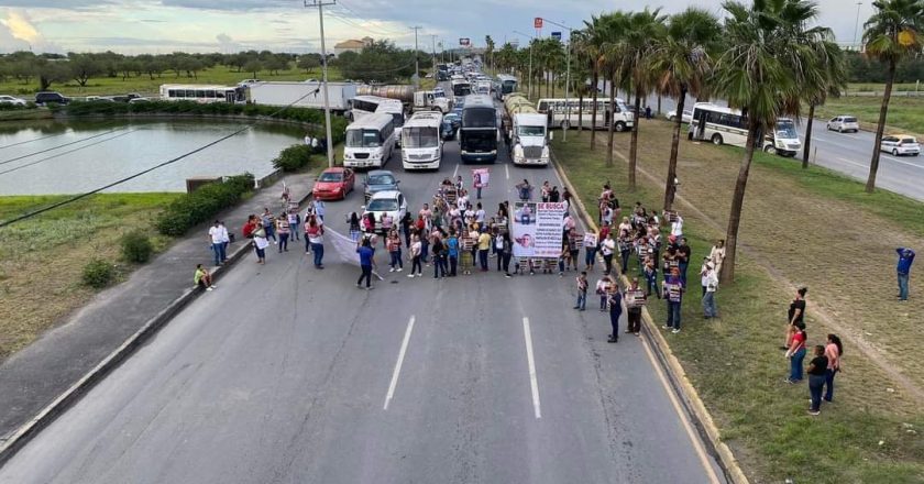 Bloquean carretera madres de desaparecidos