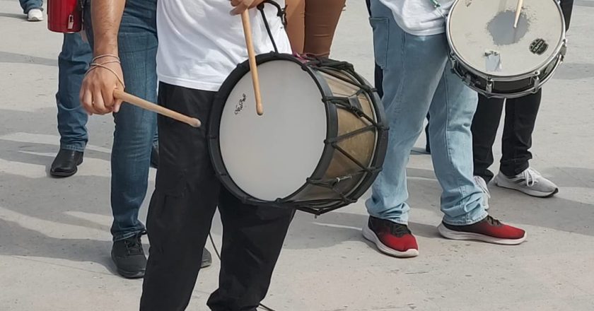 Con tamborazos y consignas siguen luchando contra Reforma Judicial