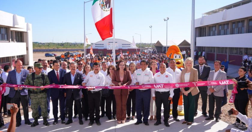 Dámaso Anaya y Carmen Lilia Canturosas inauguran la Preparatoria UAT Nuevo Laredo