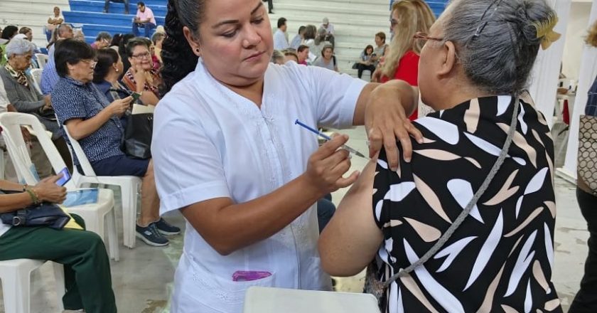 Exhortan a vacunarse contra influenza, COVID y neumococo