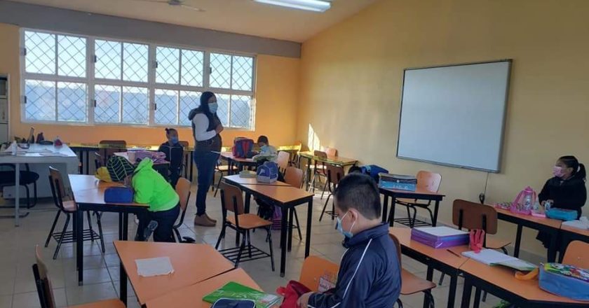 Piden reposición de maestro en primaria