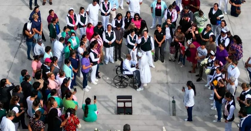 Se casaron en la explanada del IMSS