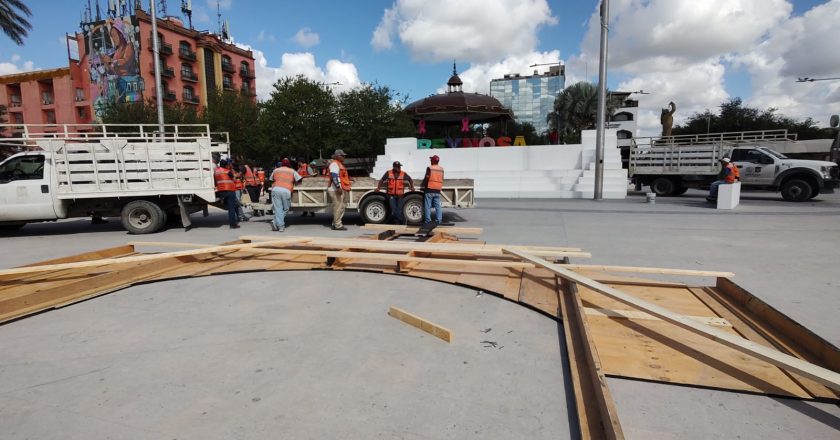 Montan mega altar de muertos en la plaza Hidalgo