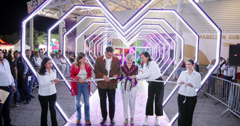 Inauguraron Américo y María de Villarreal el stand del DIF Estatal en la Feria Tamaulipas