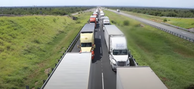 Siguen atorones en la autopista Monterrey-Nuevo Laredo