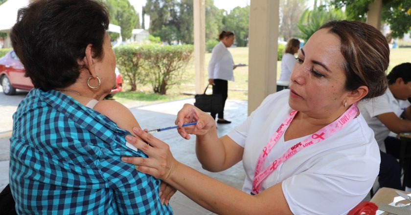 Exhorta Salud a la población a aplicarse vacunas contra influenza, COVD-19 y neumococo