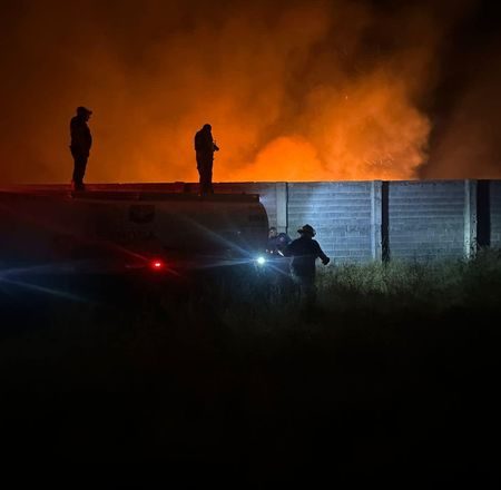 Titánica lucha por controlar incendio de pastizal