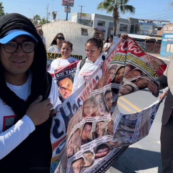 Colectivos de búsqueda de desaparecidos enfrentan bloqueo durante desfile