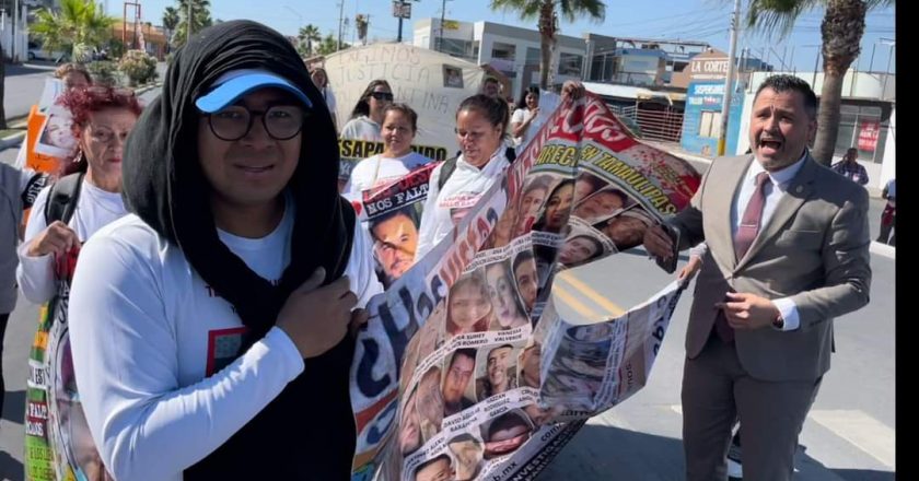 Colectivos de búsqueda de desaparecidos enfrentan bloqueo durante desfile