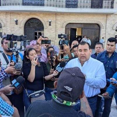 Atiende secretario del Ayuntamiento a “carretoneros”; las puertas están abiertas para que se integren a trabajar en municipio