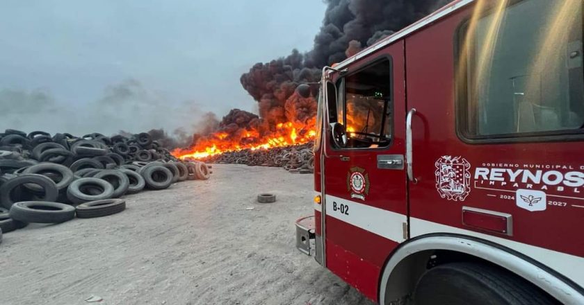 Atienden bomberos quema de llantas en Las Anacuas