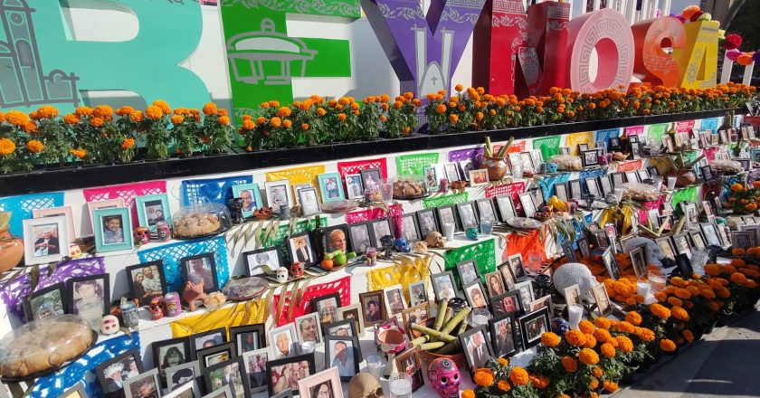 Inauguran altar de muertos en la plaza Hidalgo