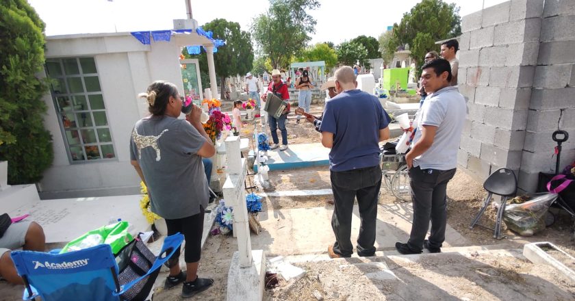 Visitan reynosenses a sus muertos