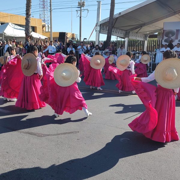 Animado desfile revolucionario