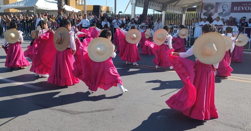 Animado desfile revolucionario