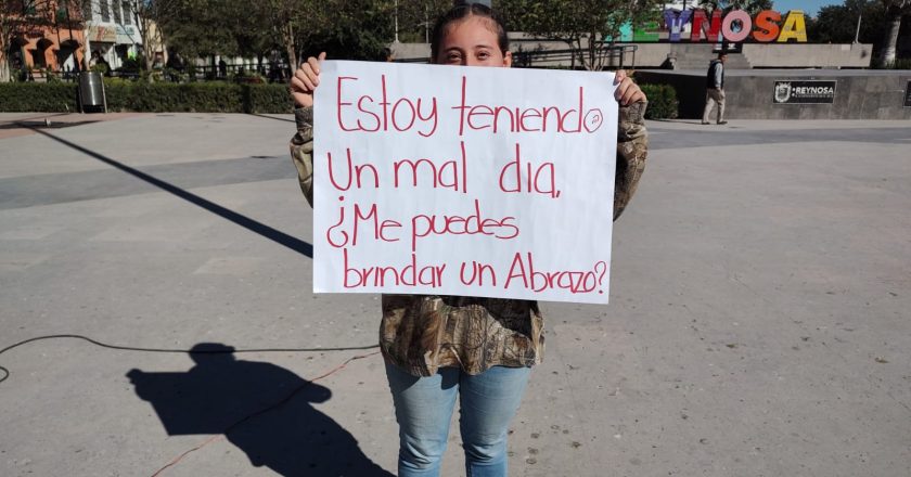 Pide abrazos en la plaza por problemas familiares