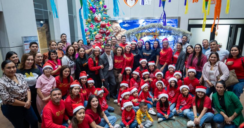 Presidió Rector encendido del pino navideño Familia UAT