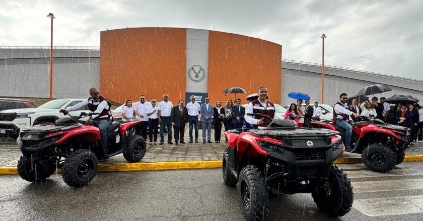 Rector de la UAT entregó equipamiento de vehículos a las facultades de la Zona Sur