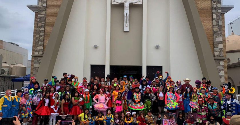 Con desfile celebran el Día del Payaso