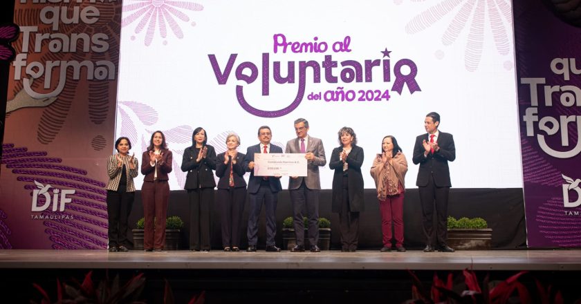 Premiaron Américo y María Villarreal a los voluntarios del año