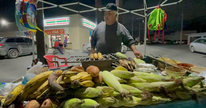 Don Dago, el Santa Claus de Reynosa que cambia elotes por juguetes