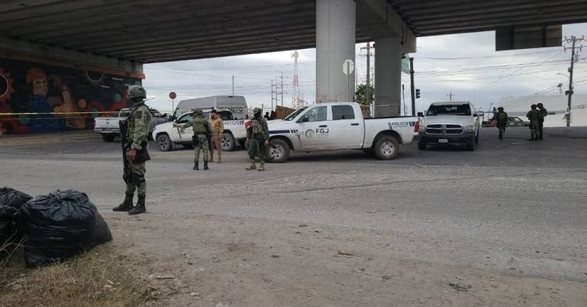 Dejan “regalo” navideño bajo un puente