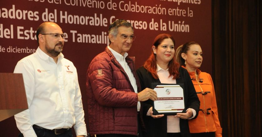 Entrega gobernador reconocimientos a servidores públicos capacitados por el Senado