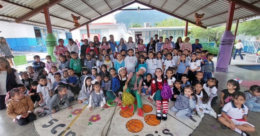 Estudiantes de la UAT llevaron festival navideño a jardines de niños